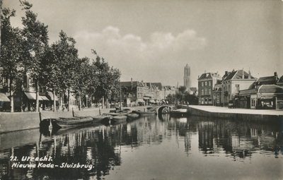 865036 Gezicht op de Stadsbuitengracht te Utrecht met links de Zandbrug over de Oudegracht en rechts de Nieuwe Kade in ...